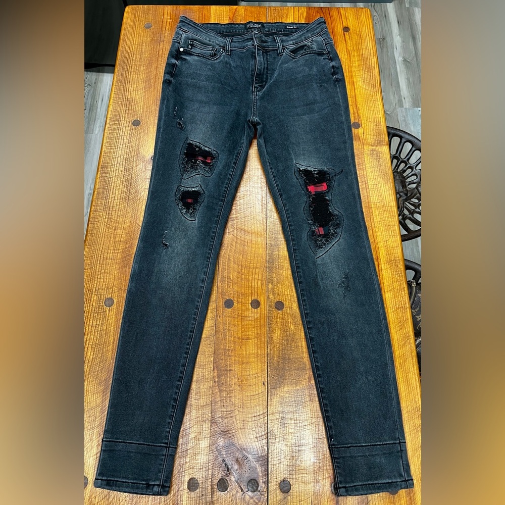 Judy Blue Black Distressed Skinny Jeans

Style : JB82191BK

Size: 11/30